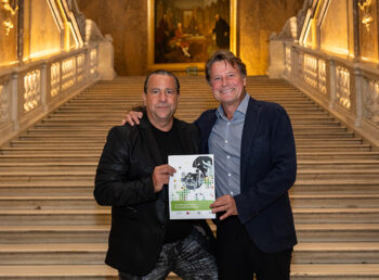 Innungsmeister Christian Bräuer (li) und Bundesberufsgruppenobmann Alexander Kränkl präsentieren den neuen Ausbildungsleitfaden. Foto: Barbara Lachner